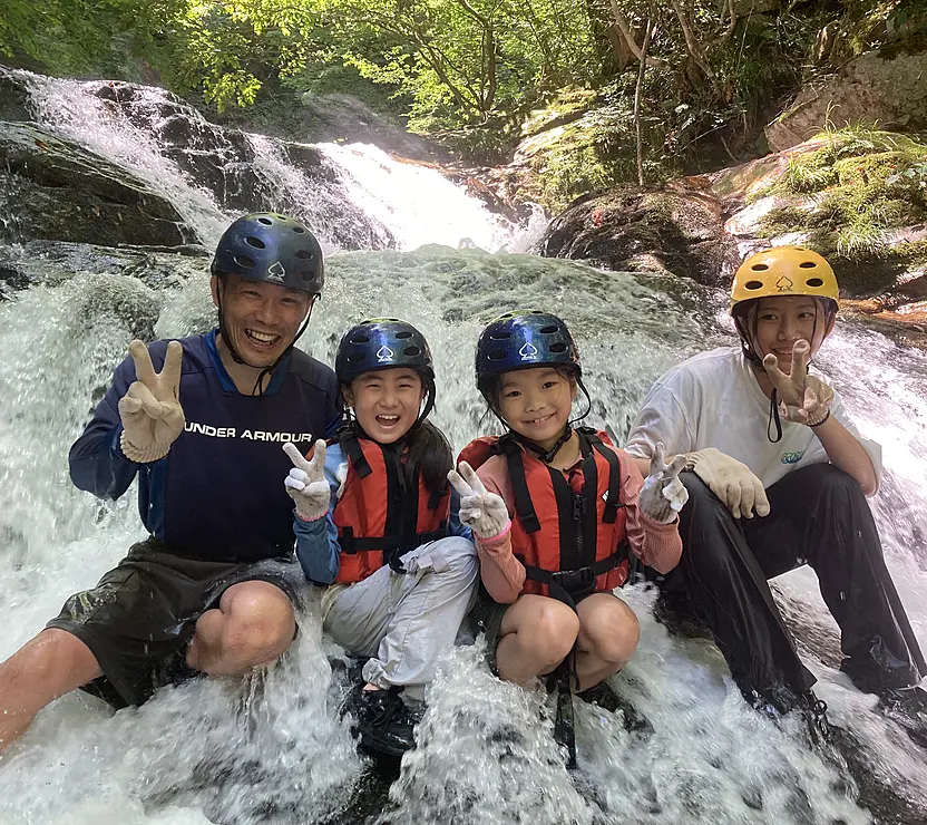 楽しそうに写真撮影する渓谷でのシャワートレッキング