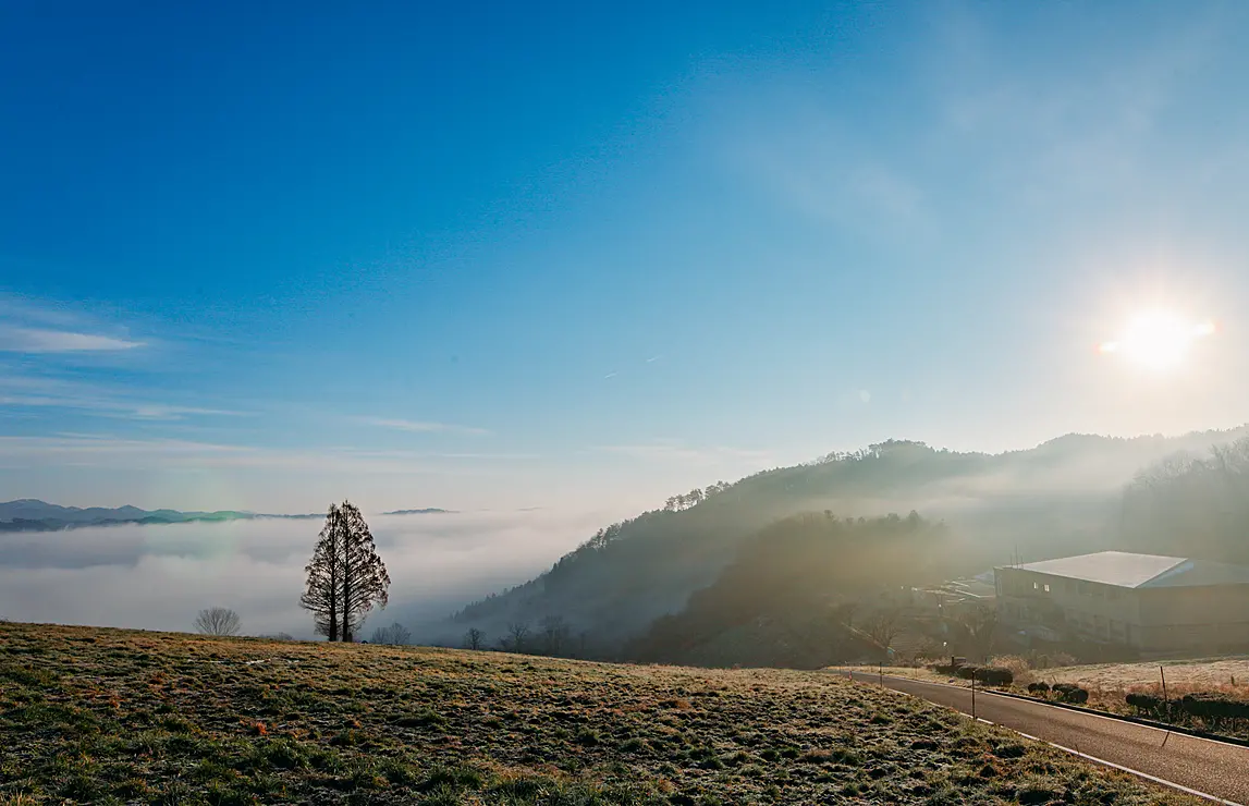 朝日が昇る大佐山