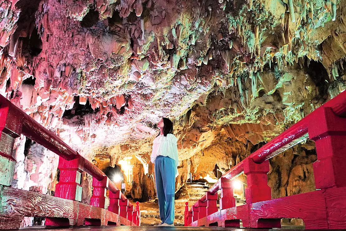 色とりどりの光に照らされた満奇洞