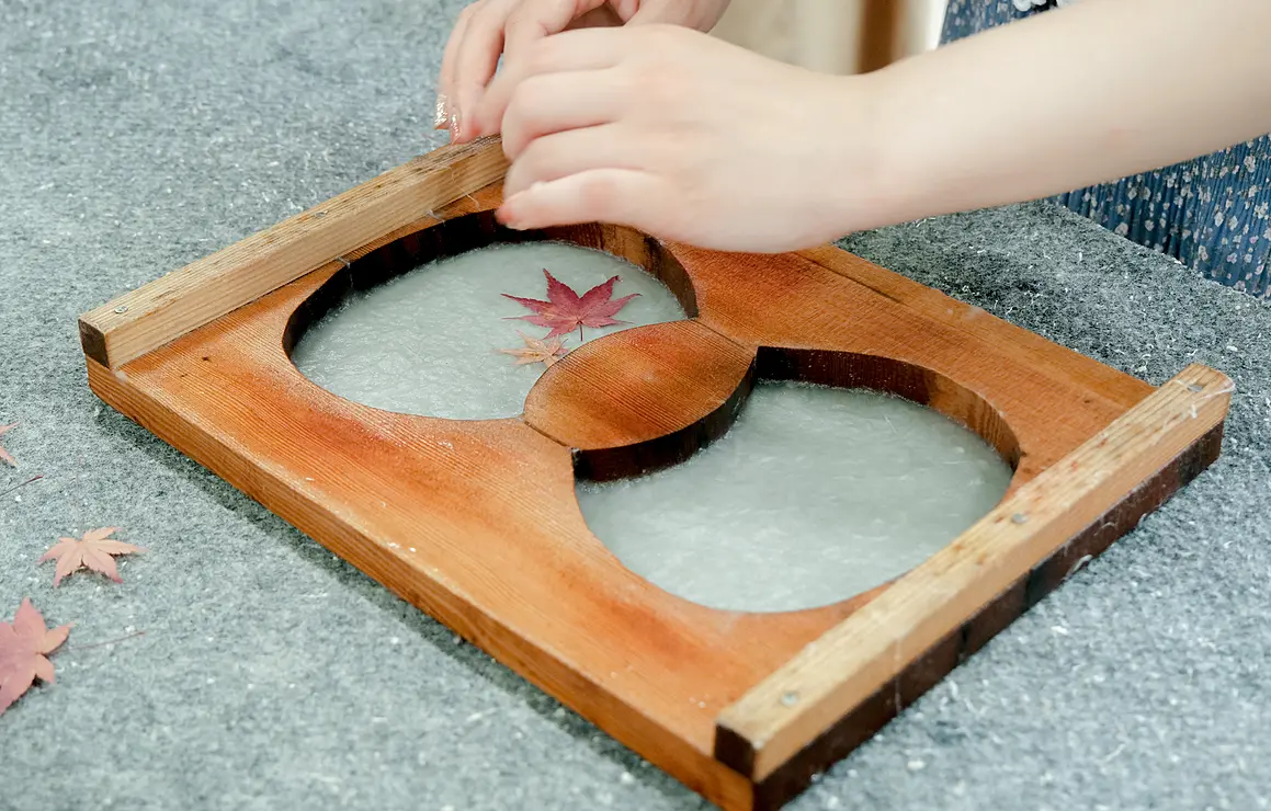 「夢すき公園・紙の館」で紙すき体験