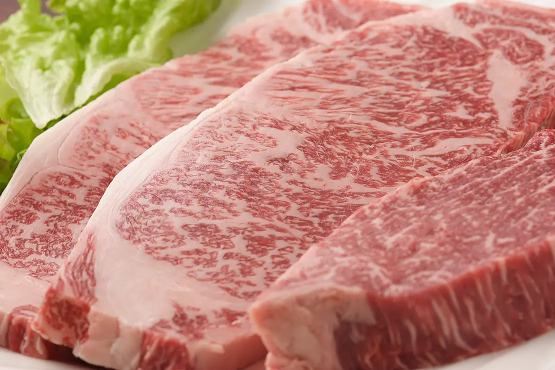 おいしそうなステ－キ用にスライスされた千屋牛