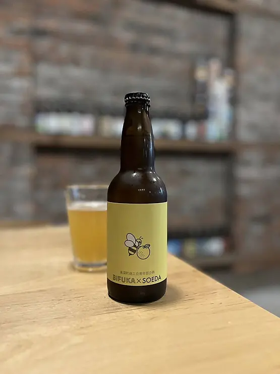 黄色いラベルのピンのビール