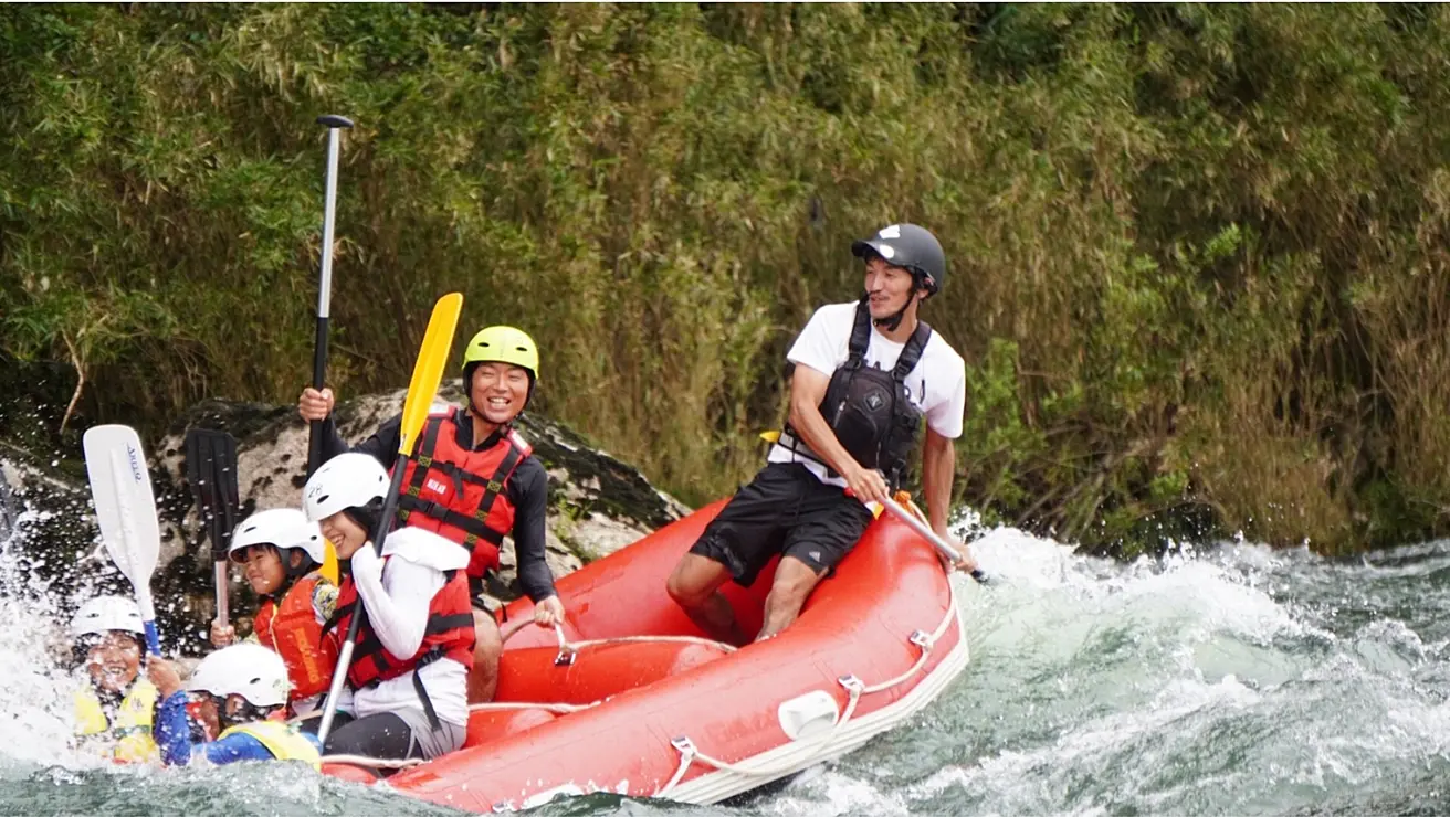 激流を進む赤いラフトボード