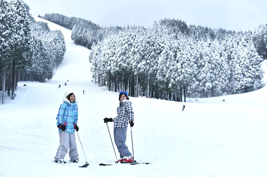 ゲレンデに立つ2人の女性