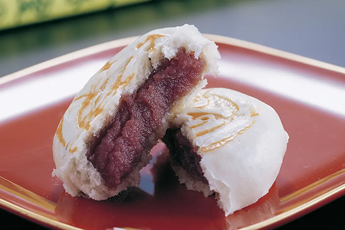 半分に切った竹屋饅頭