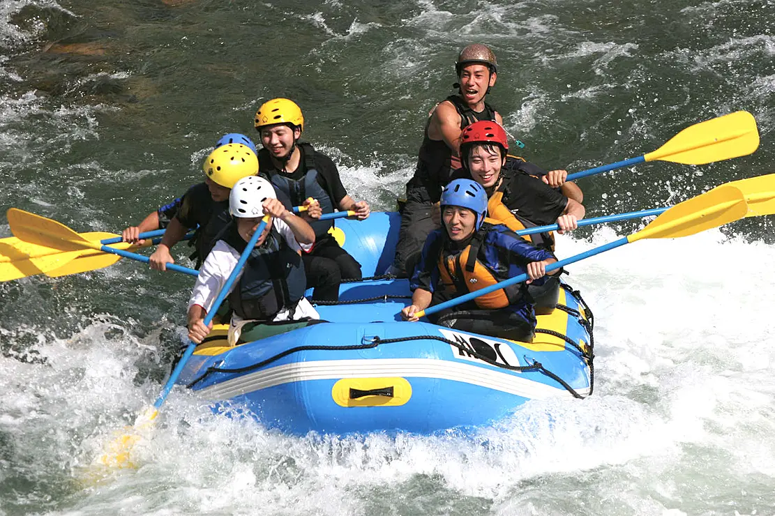 急流でラフティングを楽しむ人々