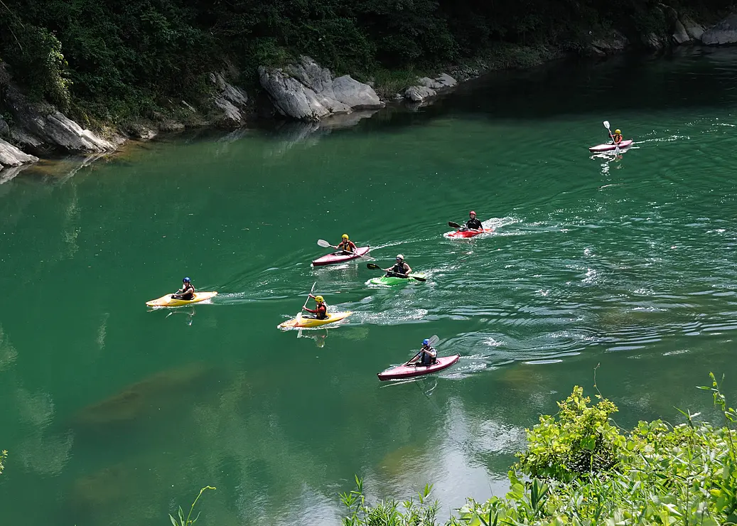 清流でカヤックをする人々