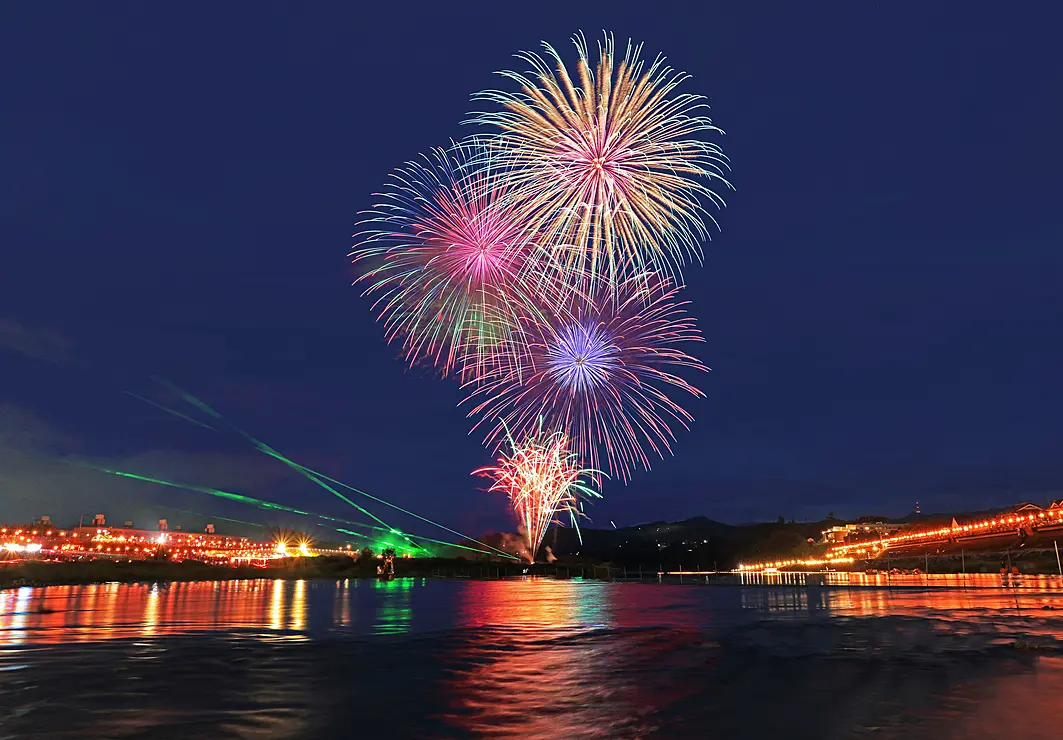 川面から花火を見上げる