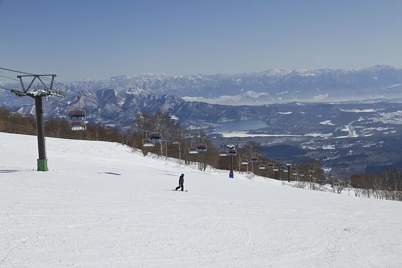 スキー場でスノーボードを楽しむ人