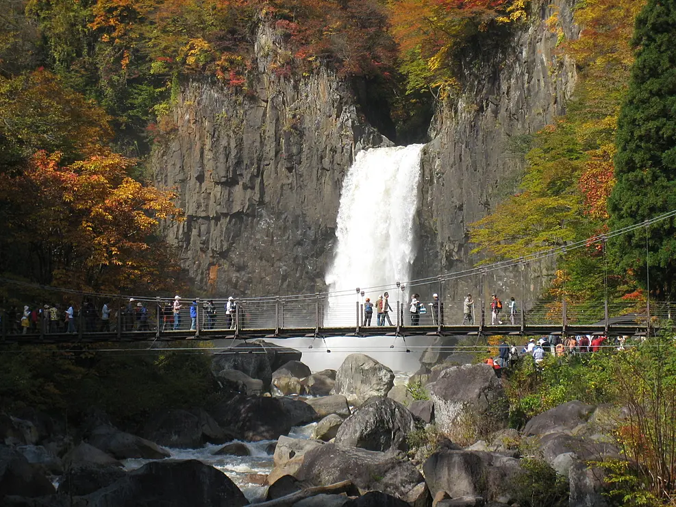 荘厳な滝を眺める人々