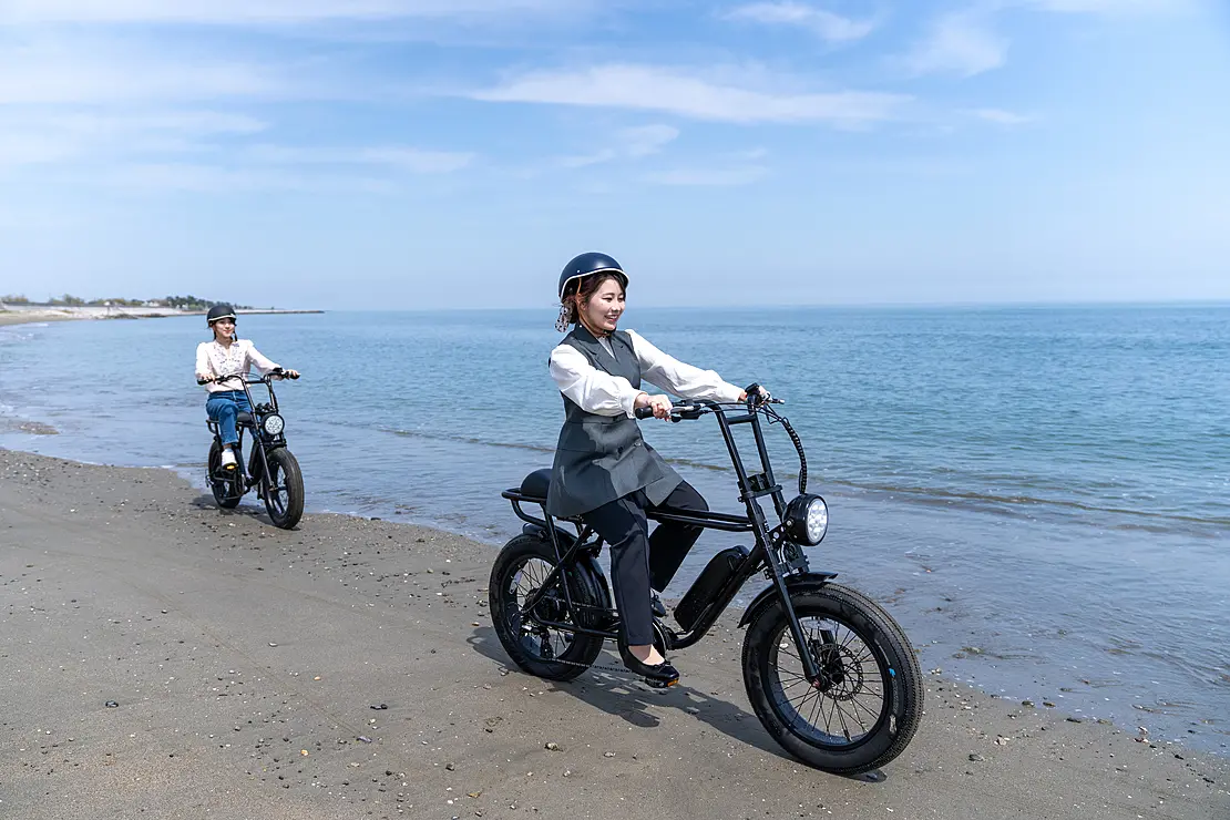 海岸をサイクリングする二人