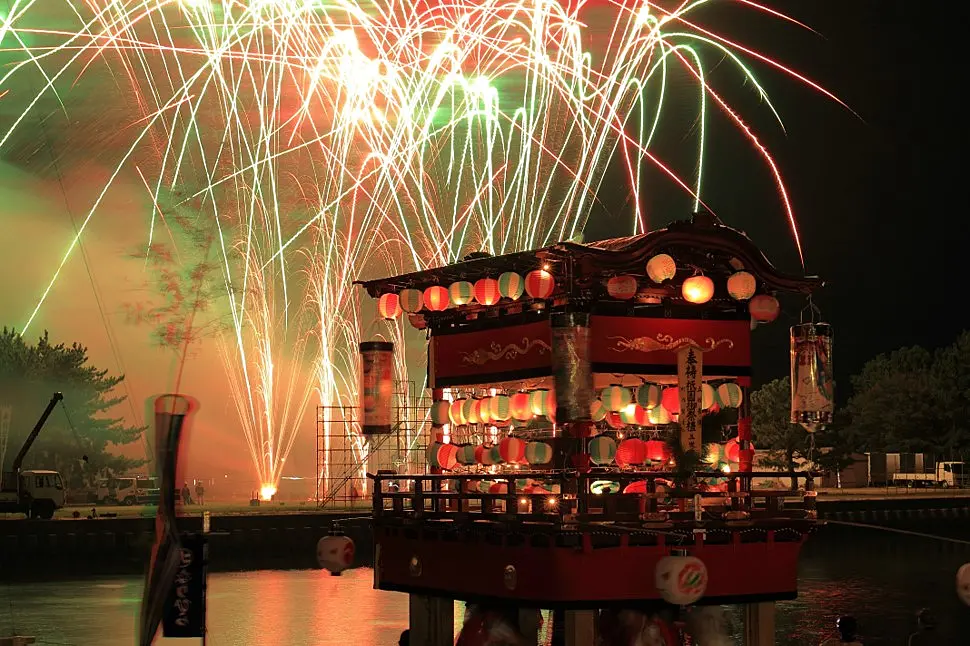 大淀ぎおん祭で花火が上がる
