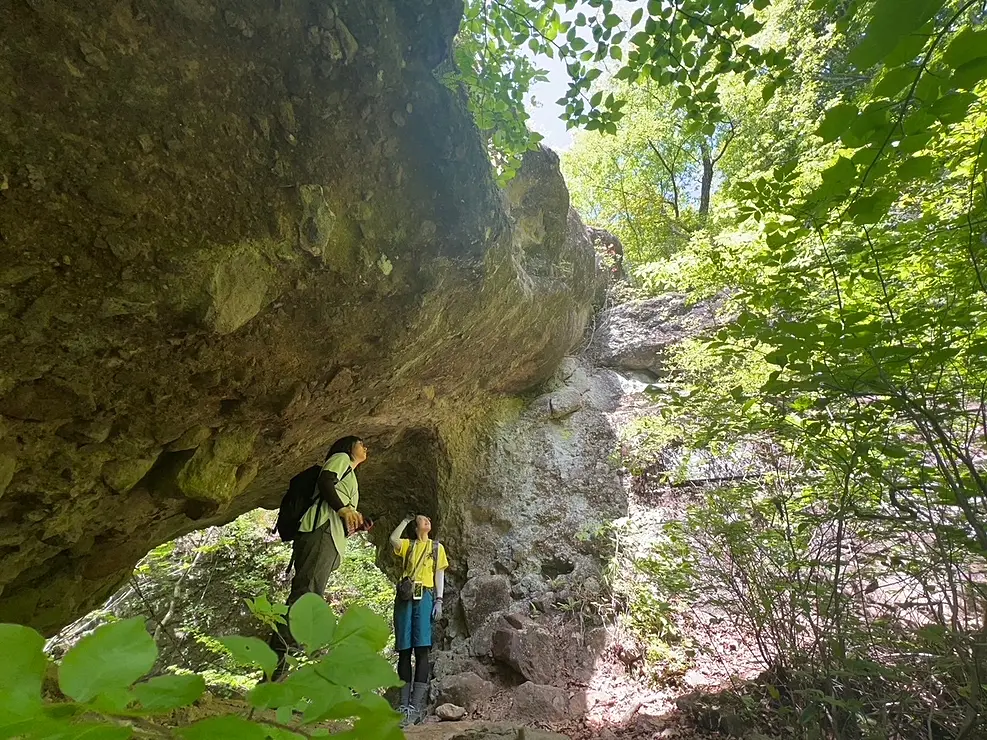 巨岩を見上げる女性2人