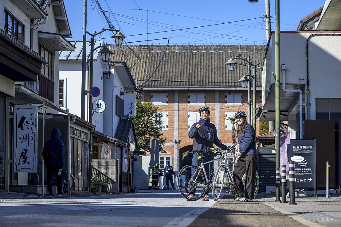 サイクリングを楽しむ男女