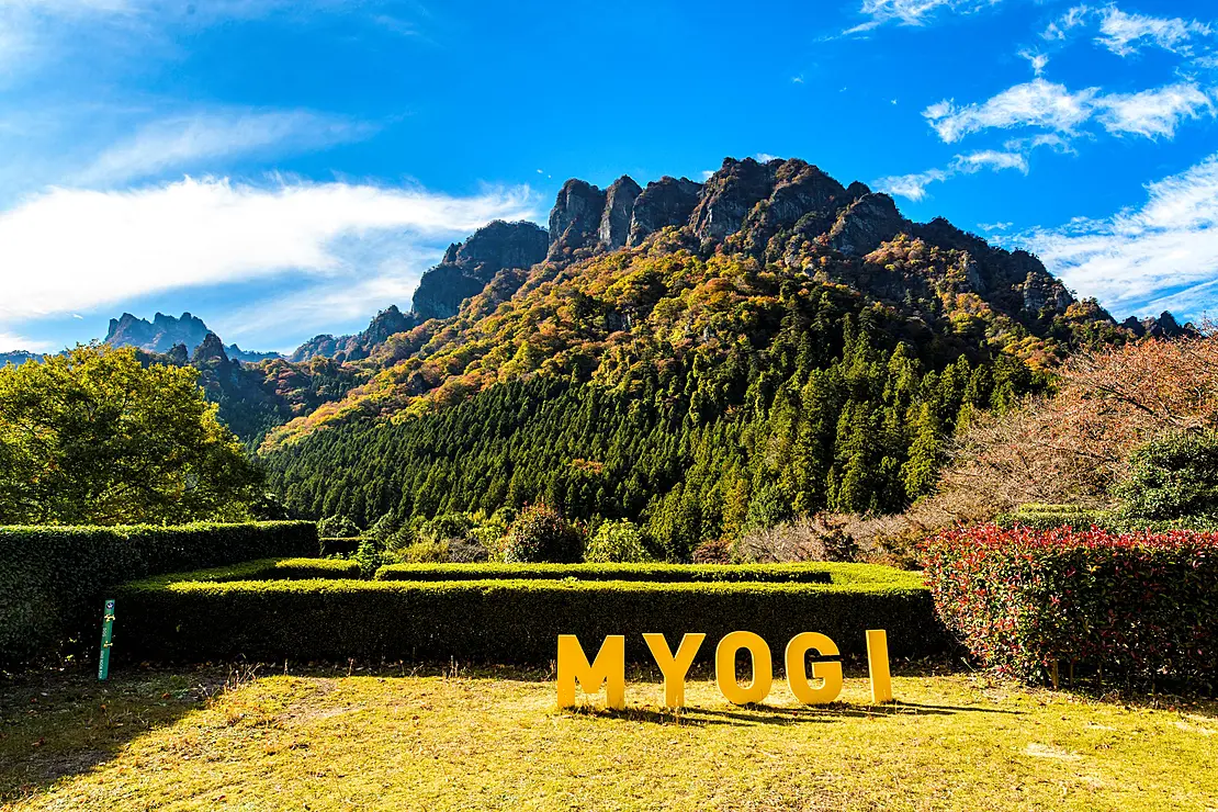 ゴツゴツした岩肌と青空