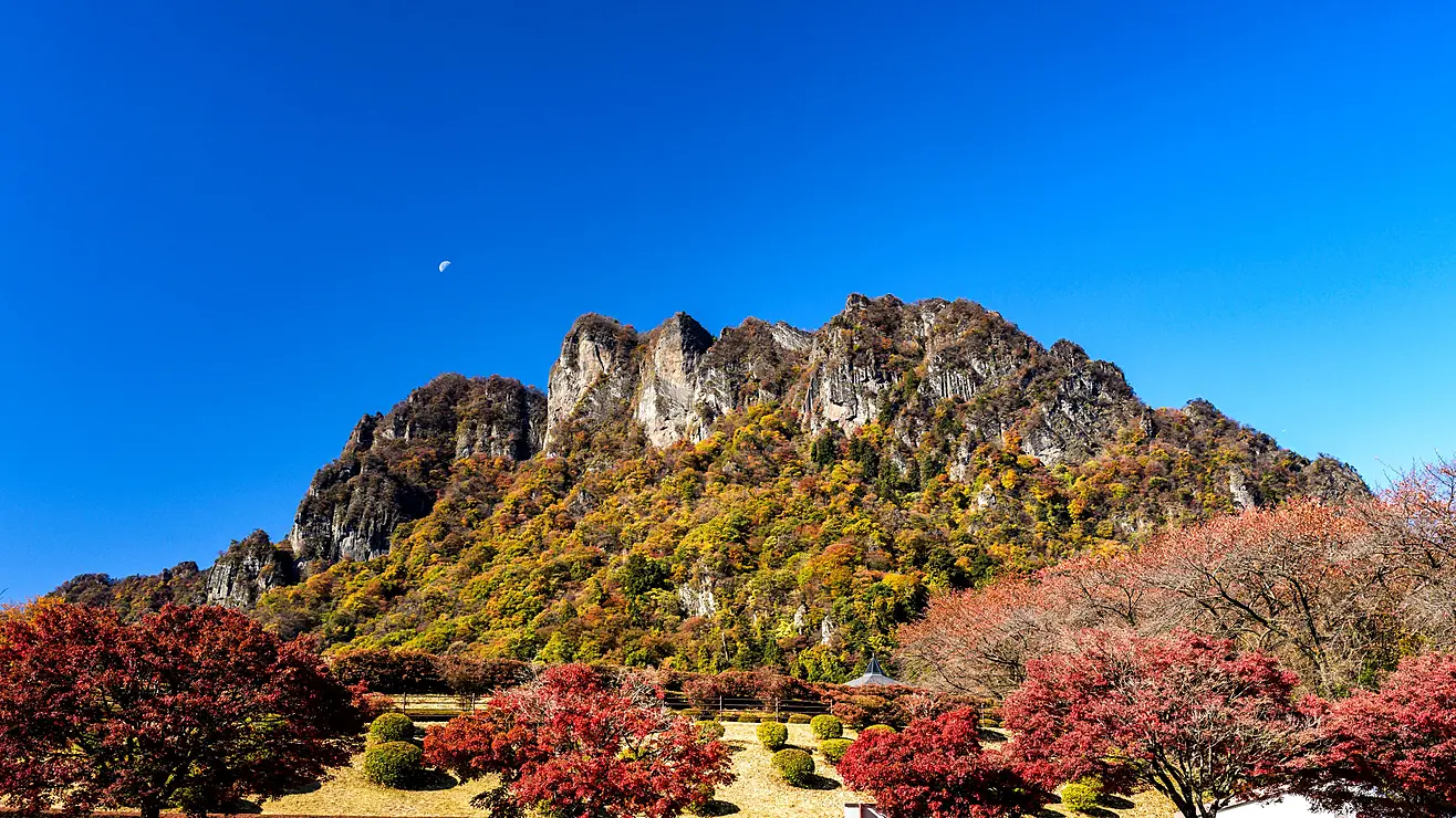 ゴツゴツした岩肌と青空