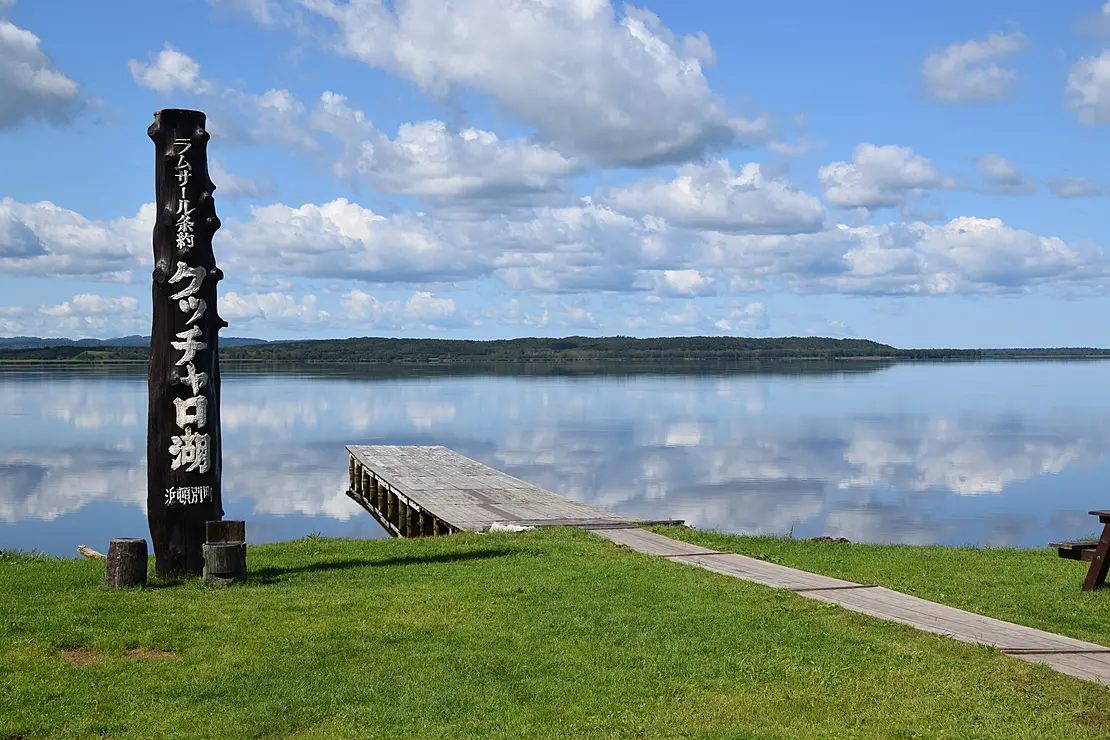 空が映るクッチャロ湖面