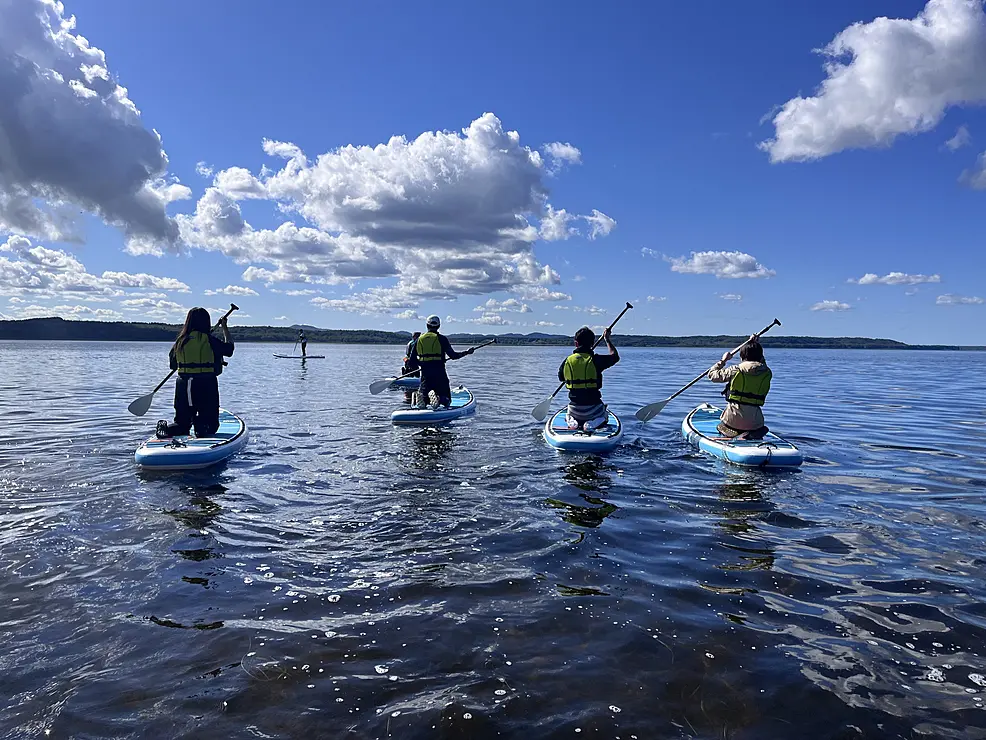穏やかな湖でSUPを楽しむ人々