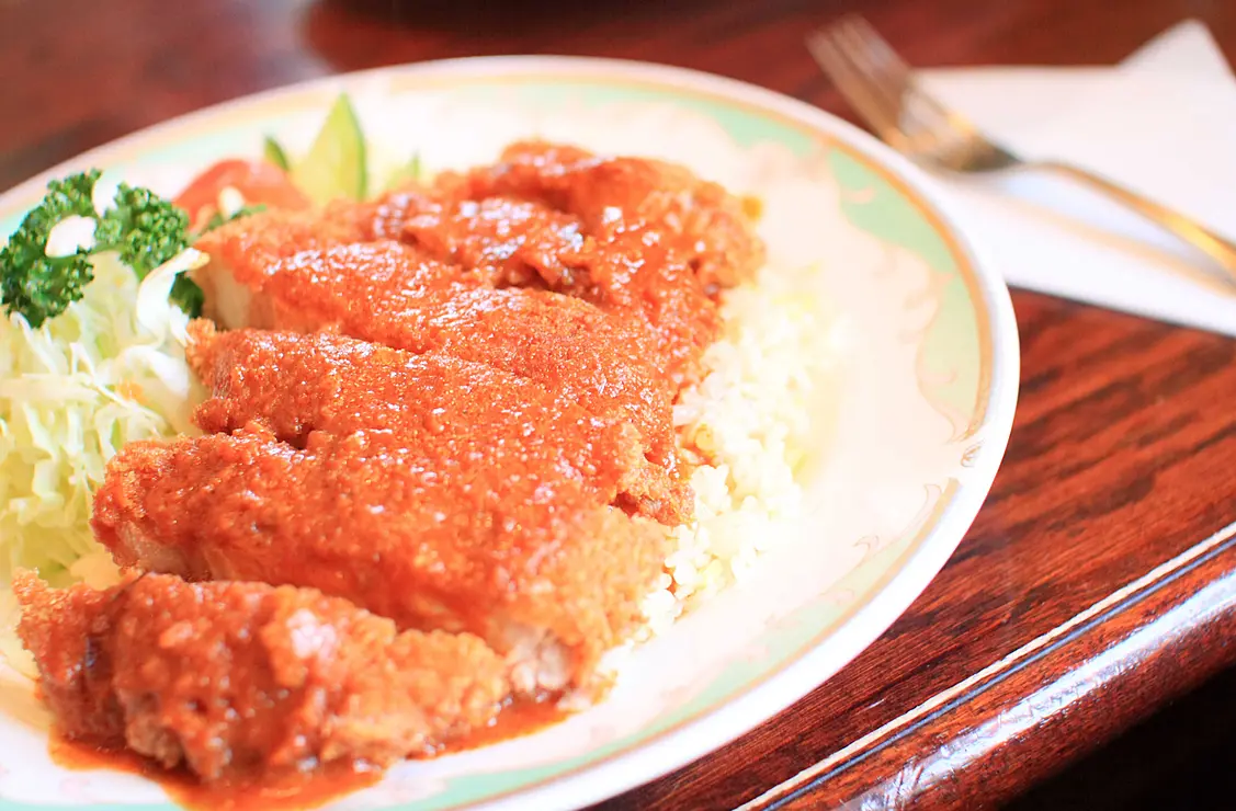 ケチャップライスまたはバターライスにポークカツを乗せてドミグラスソースを掛けた料理