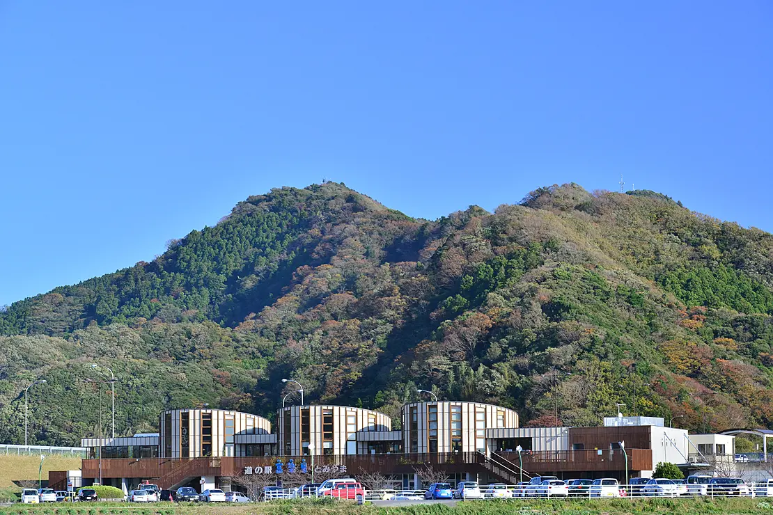 道の駅と背後に聳える富山