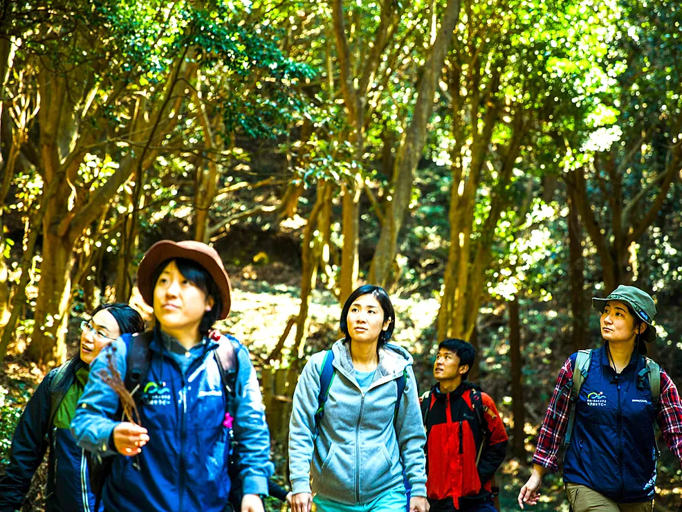 自然の中をガイドと歩く