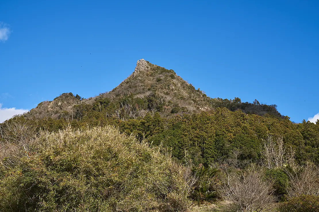 伊予ヶ岳の全景