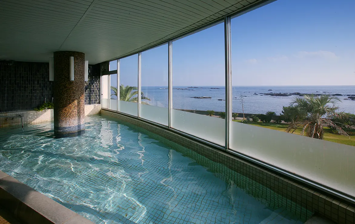 浴場から海をのぞむ