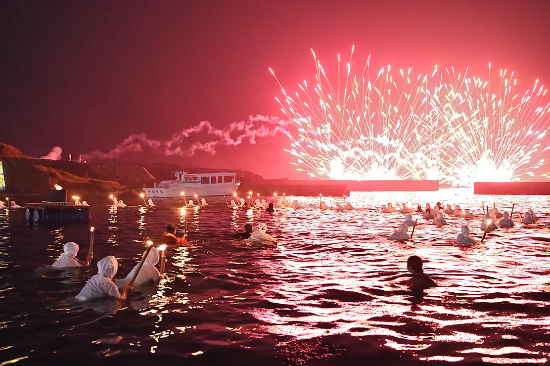 海女さんが海を泳ぐ