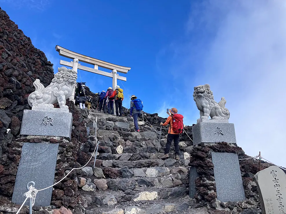 富士山須走口登山道　石段を上る登山者の一行