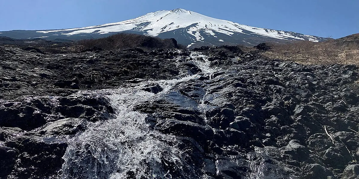 雪解け水が山肌を流れ落ちる