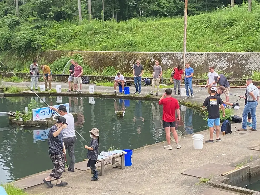 釣り堀で釣りを楽しむ人々