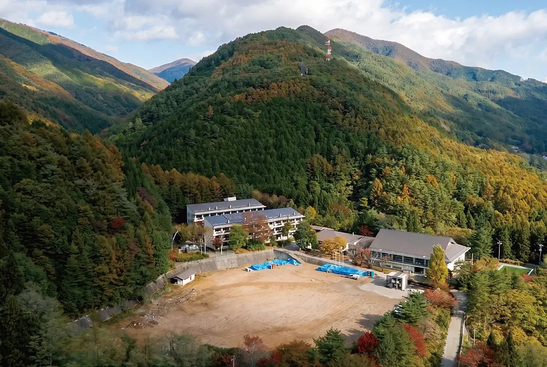 山の中にある旧中学校