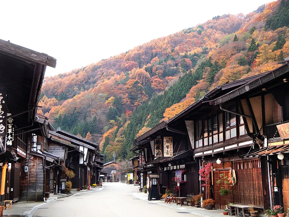 山に囲まれた秋の宿場町