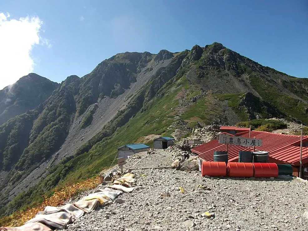 高山の尾根と山小屋