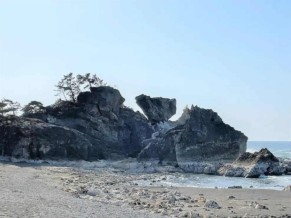 曽々木海岸のシンボル　窓岩
