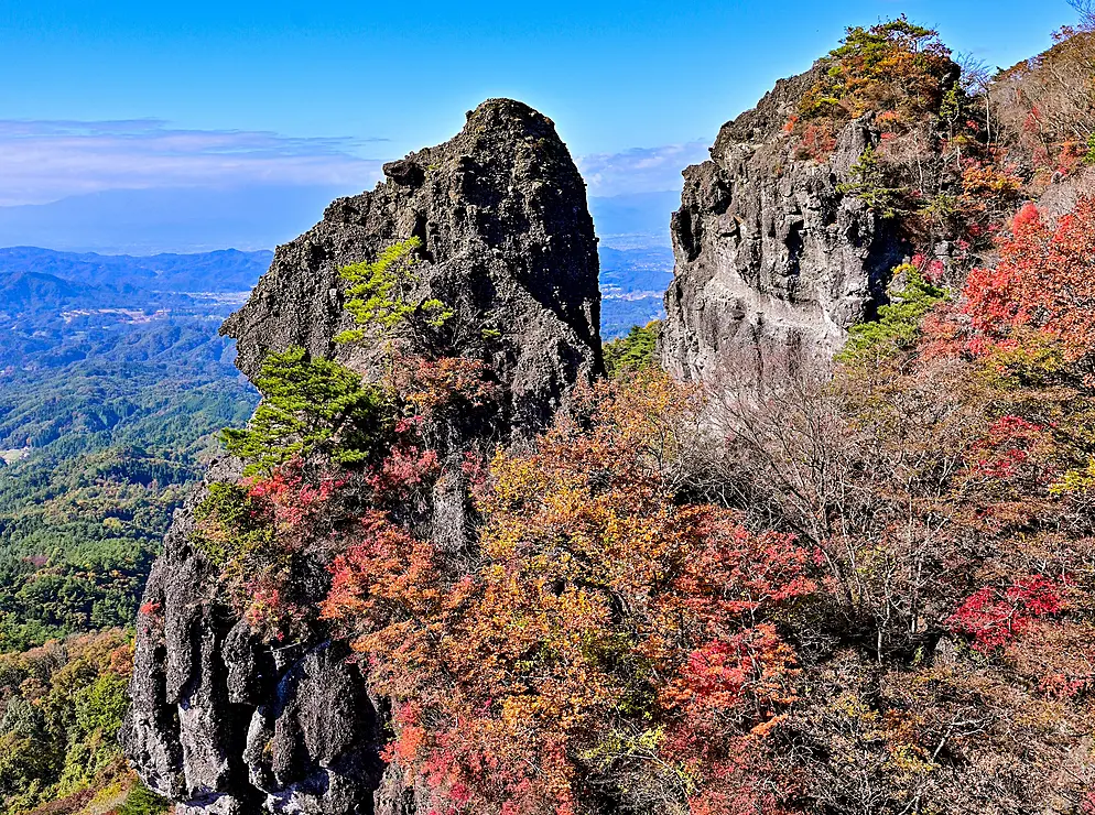 ゴツゴツとした岩肌と紅葉