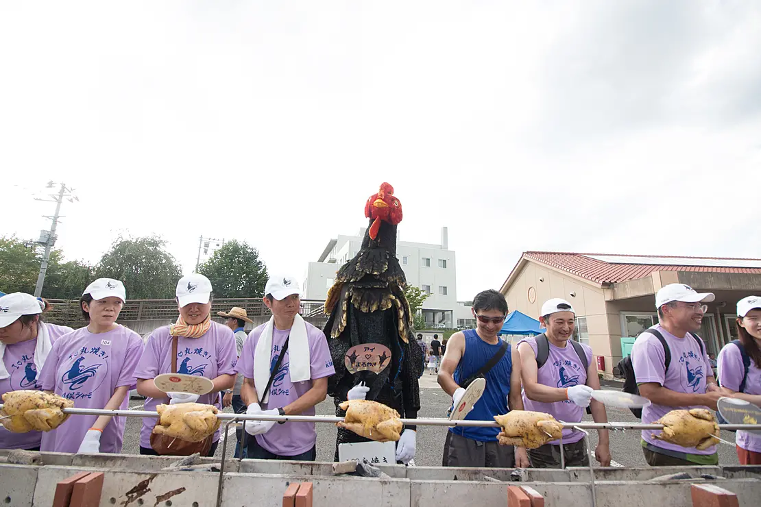 福島県を代表する地鶏「川俣シャモ」を焼く人々