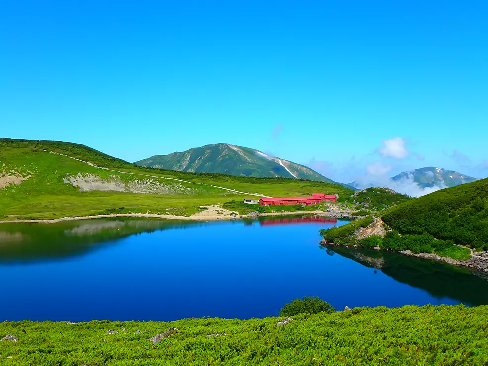 白馬大池のほとりに建つ山小屋