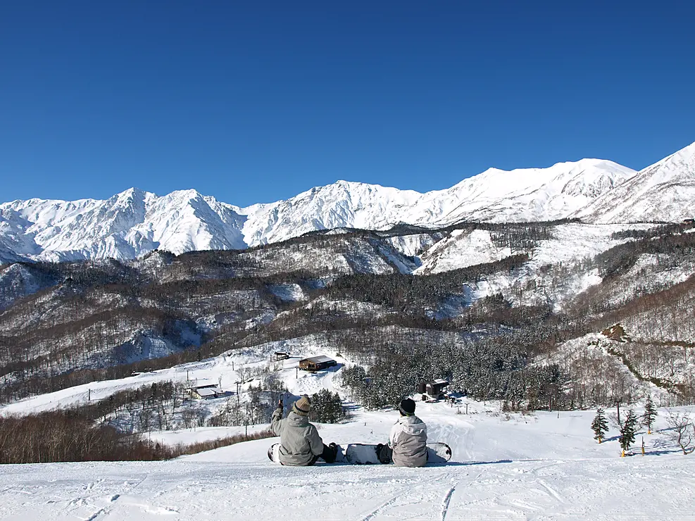 スノーボードを楽しむ人々