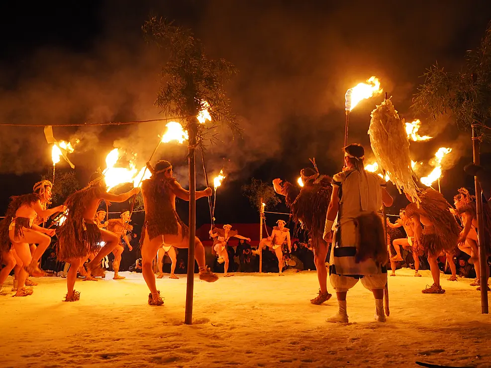 雪の中で行われる火祭りの様子