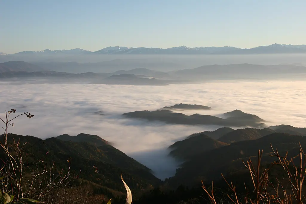 猪臥山から見る雲海と周囲の山々