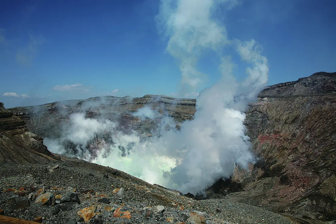 活火山である阿蘇山の中岳火口から白い噴煙が勢いよく立ち上る様子