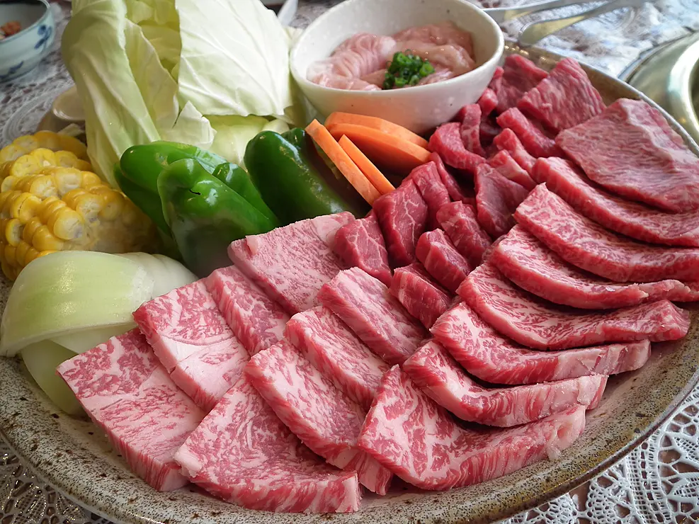 霜降りの入ったあか牛のスライスが中心に盛られた大皿