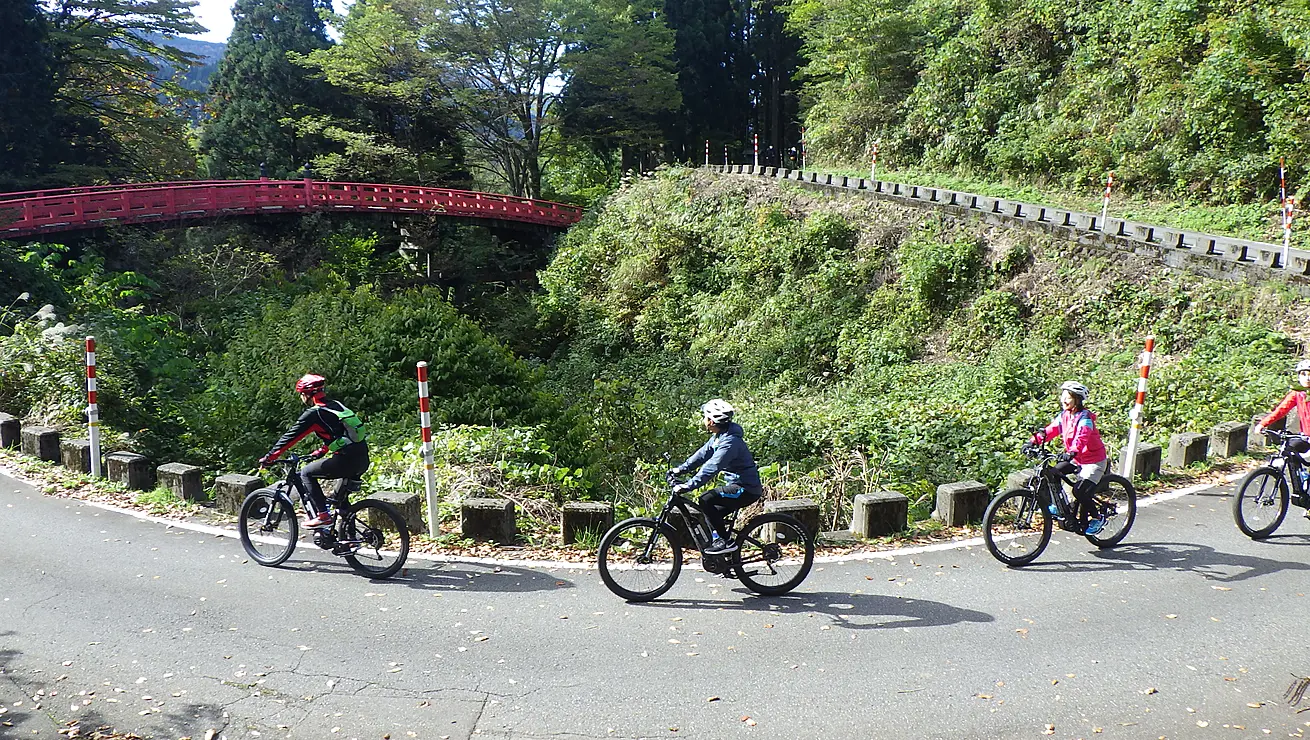 サイクリングを楽しむ人々