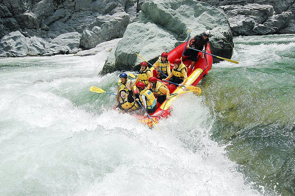 吉野川でラフティングを楽しんでいる