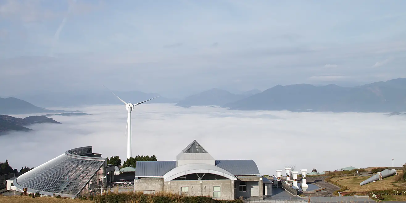 キャンプ場の横に雲海が広がる