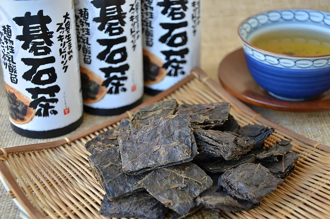 碁石茶の茶葉と淹れたお茶