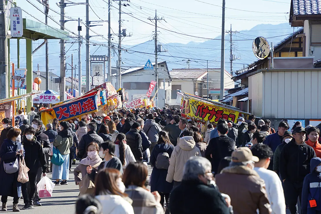 祭りの露店を楽しむ人々