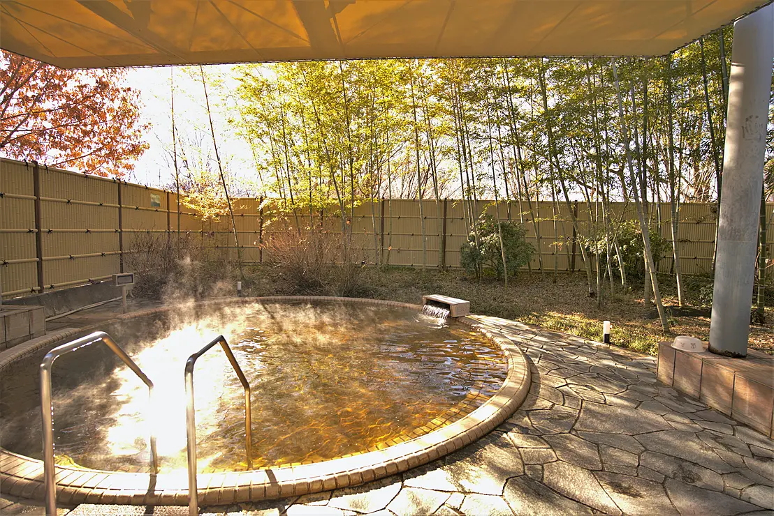 木々を眺めながら浸かれる露天風呂