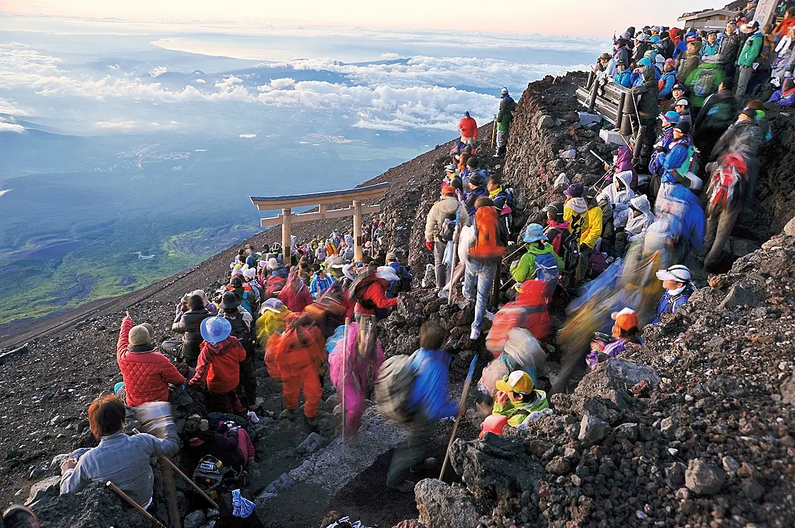 富士山山頂に集まる人々
